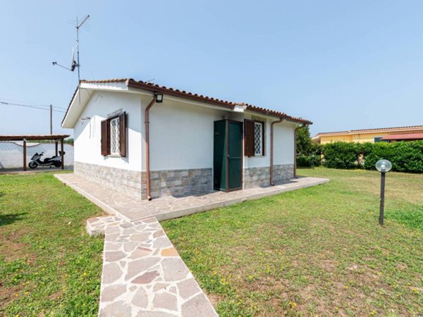 casa indipendente in vendita ad Aprilia in zona Campo di Carne
