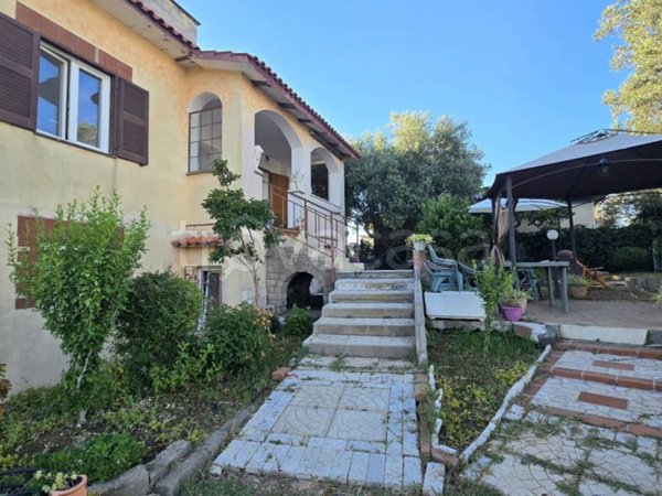 casa indipendente in vendita ad Aprilia in zona Cogna