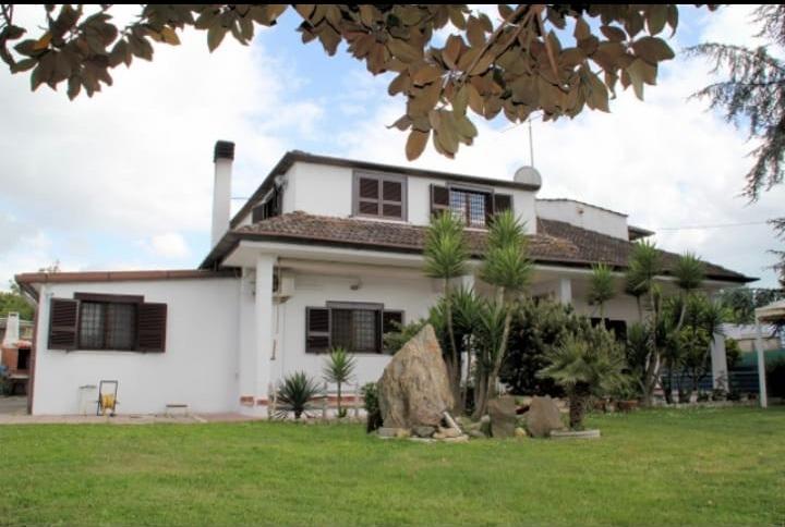 casa indipendente in vendita ad Aprilia in zona Campo di Carne