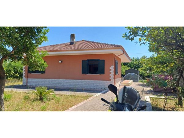 casa indipendente in vendita ad Aprilia in zona Campo di Carne