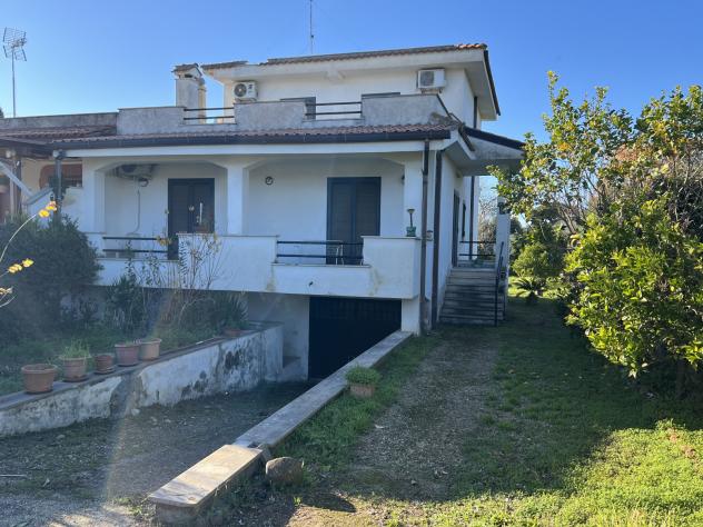 casa indipendente in vendita ad Aprilia in zona Cogna