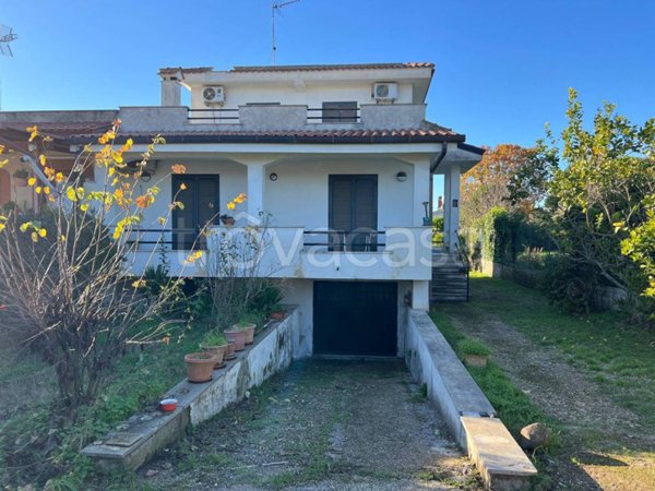casa indipendente in vendita ad Aprilia in zona Cogna