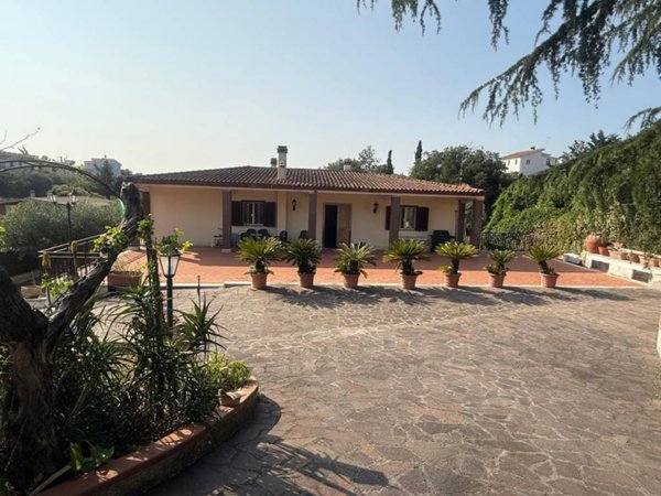 casa indipendente in vendita ad Aprilia in zona Casalazzara