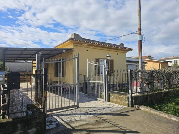 casa indipendente in vendita ad Aprilia in zona Campo di Carne