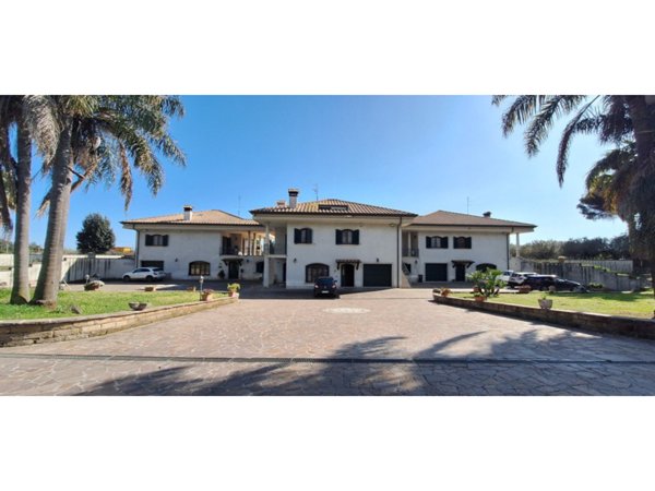 casa indipendente in vendita ad Aprilia in zona Campo di Carne