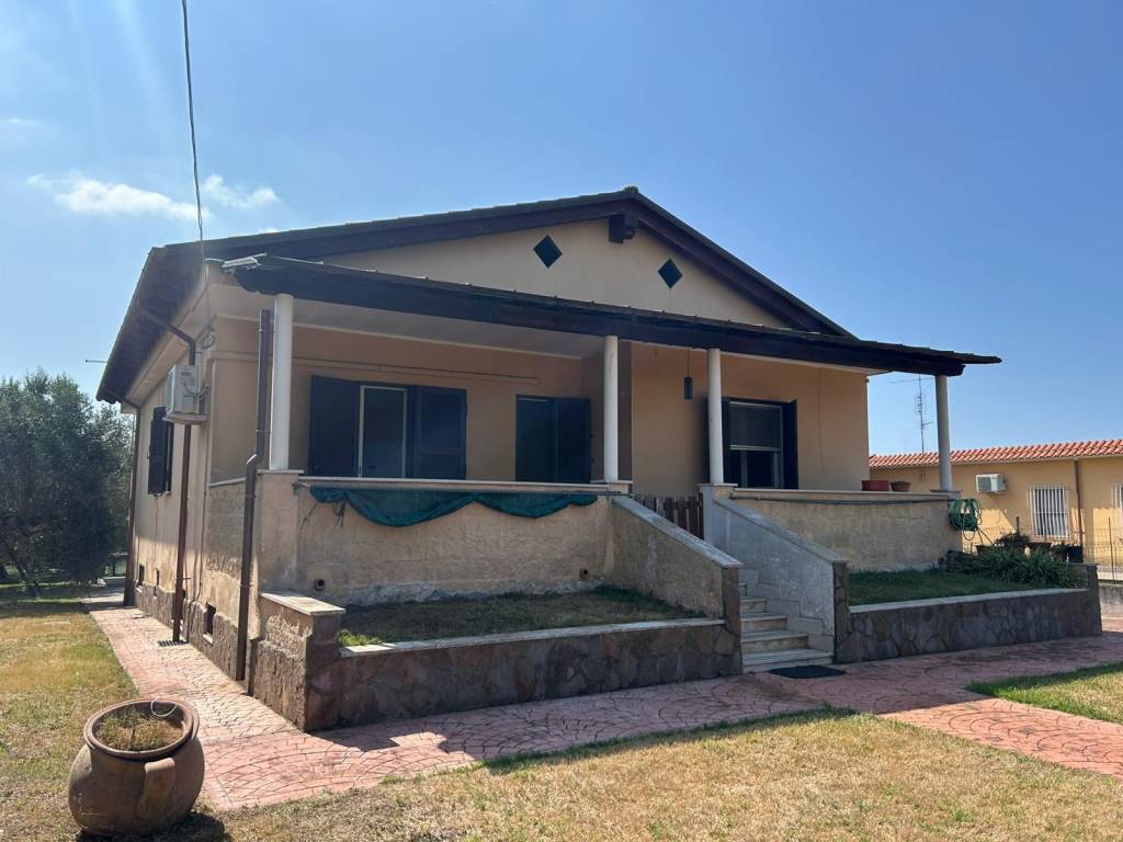 casa indipendente in vendita ad Aprilia in zona Campoverde