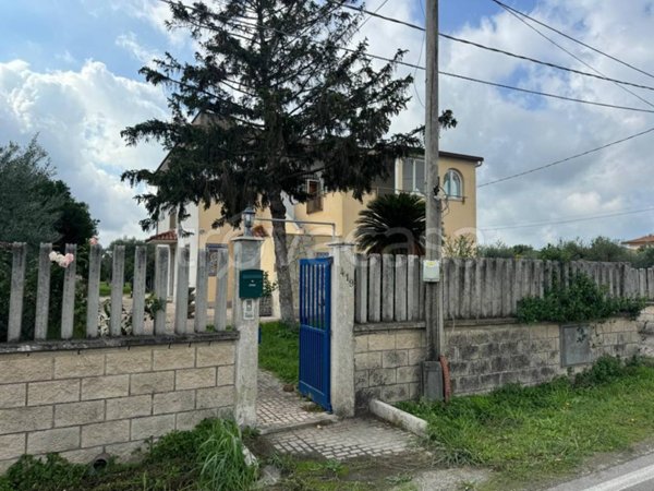 casa indipendente in vendita ad Aprilia in zona Campo di Carne