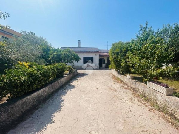 casa indipendente in vendita ad Aprilia in zona Cogna