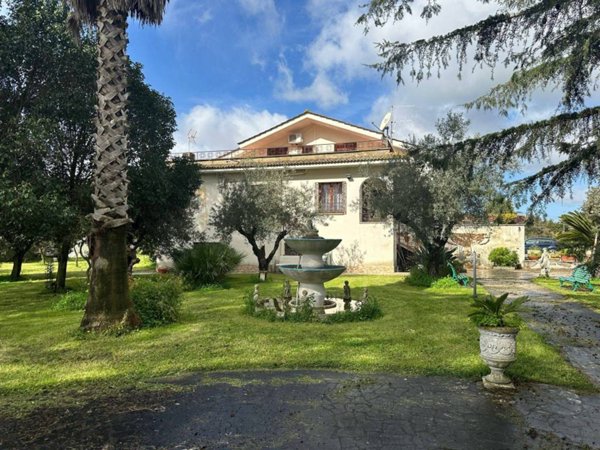casa indipendente in vendita ad Aprilia in zona Cogna