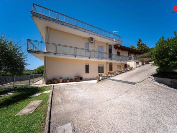 casa indipendente in vendita ad Aprilia in zona Casalazzara