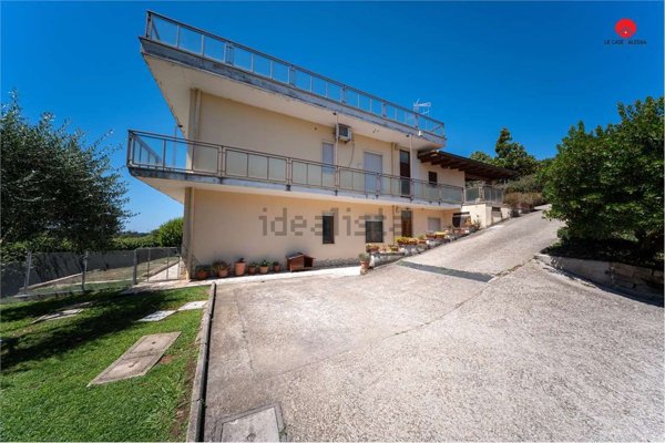appartamento in vendita ad Aprilia in zona Casalazzara