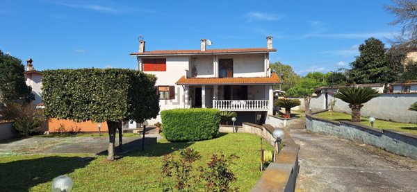 casa indipendente in vendita ad Aprilia in zona Fossignano