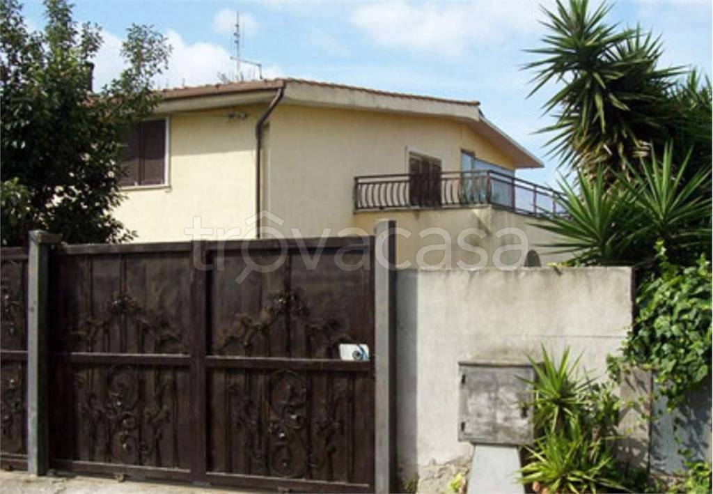 casa indipendente in vendita ad Aprilia in zona Fossignano
