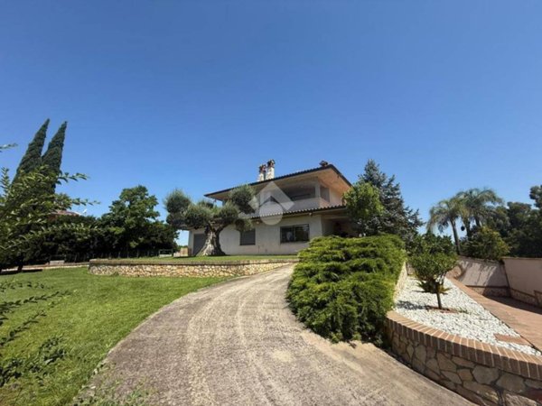 casa indipendente in vendita ad Aprilia in zona Cogna