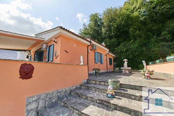 casa indipendente in vendita ad Aprilia in zona Fossignano