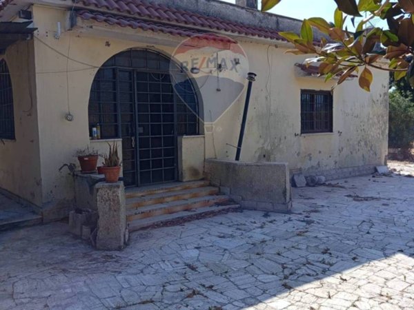 casa indipendente in vendita ad Aprilia in zona Cogna