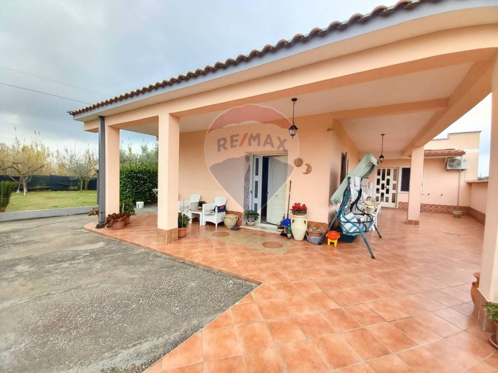 casa indipendente in vendita ad Aprilia in zona Campoverde