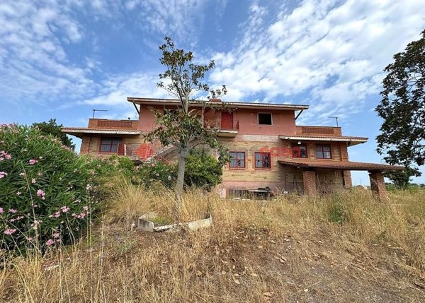 casa indipendente in vendita ad Aprilia in zona Casalazzara