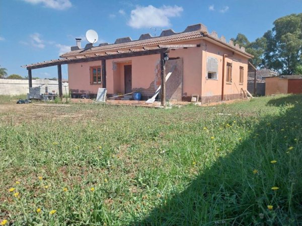 casa indipendente in vendita ad Aprilia in zona Campo di Carne