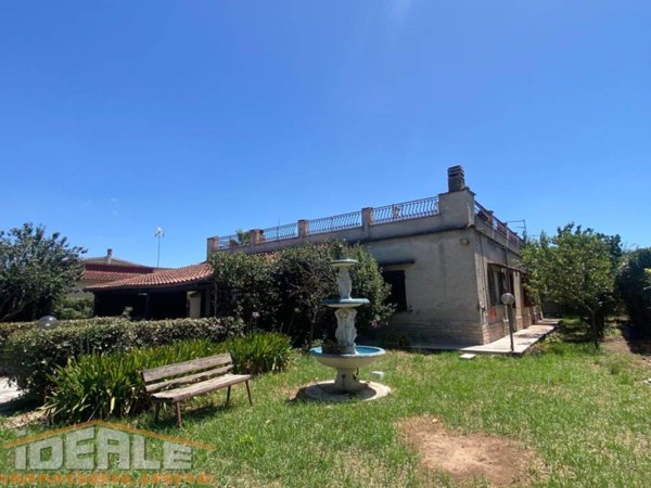 casa indipendente in vendita ad Aprilia in zona Cogna