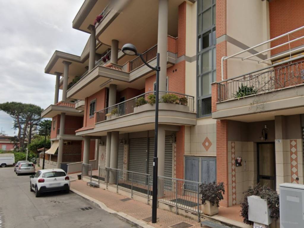 negozio in vendita ad Aprilia