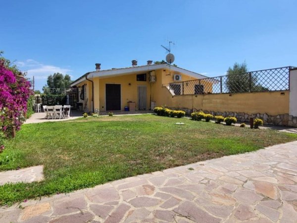 casa indipendente in vendita ad Aprilia in zona Campo di Carne