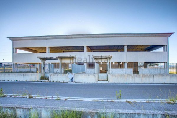 capannone in vendita ad Aprilia