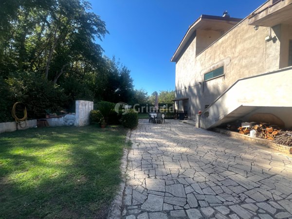 casa indipendente in vendita ad Aprilia in zona Fossignano