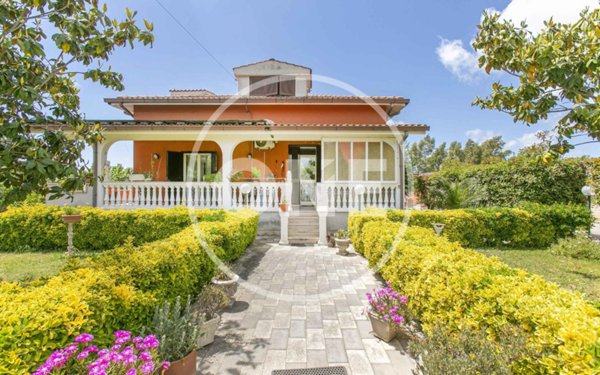 casa indipendente in vendita ad Aprilia in zona Fossignano