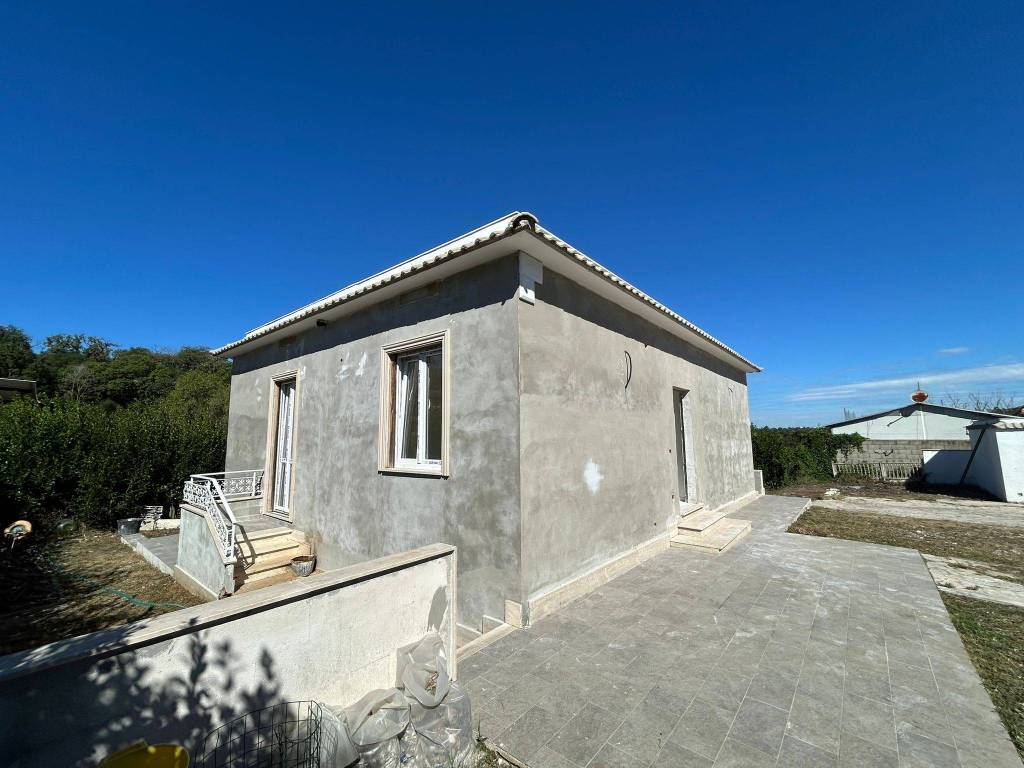casa indipendente in vendita ad Aprilia in zona Campoleone