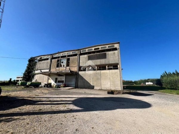 locale commerciale in vendita ad Aprilia in zona Riserva Nuova