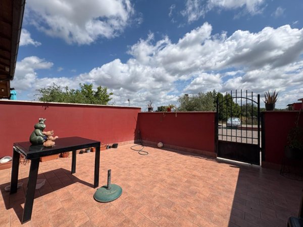 casa indipendente in vendita ad Aprilia in zona Casalazzara