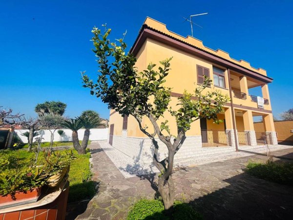 casa indipendente in vendita ad Aprilia in zona Cogna