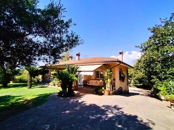 casa indipendente in vendita ad Aprilia in zona Fossignano