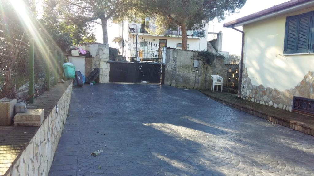 casa indipendente in vendita ad Aprilia in zona Fossignano