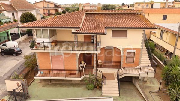 casa indipendente in vendita ad Aprilia in zona Leda