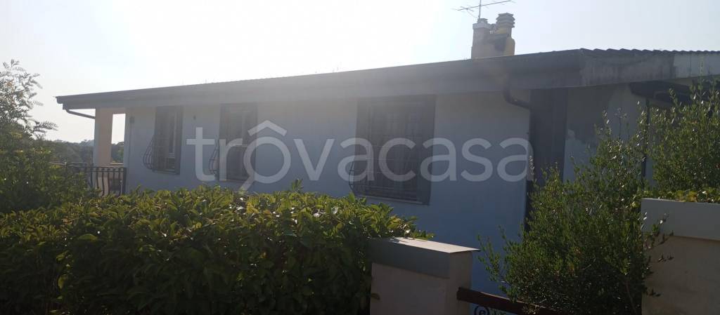 casa indipendente in vendita ad Aprilia in zona Fossignano