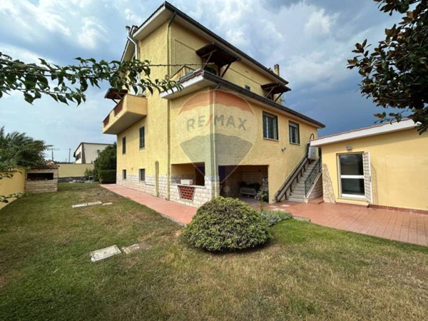 casa indipendente in vendita ad Aprilia in zona Cogna