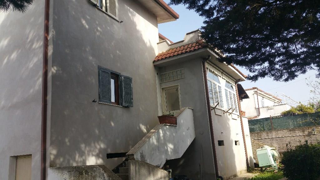casa indipendente in vendita ad Aprilia in zona Fossignano