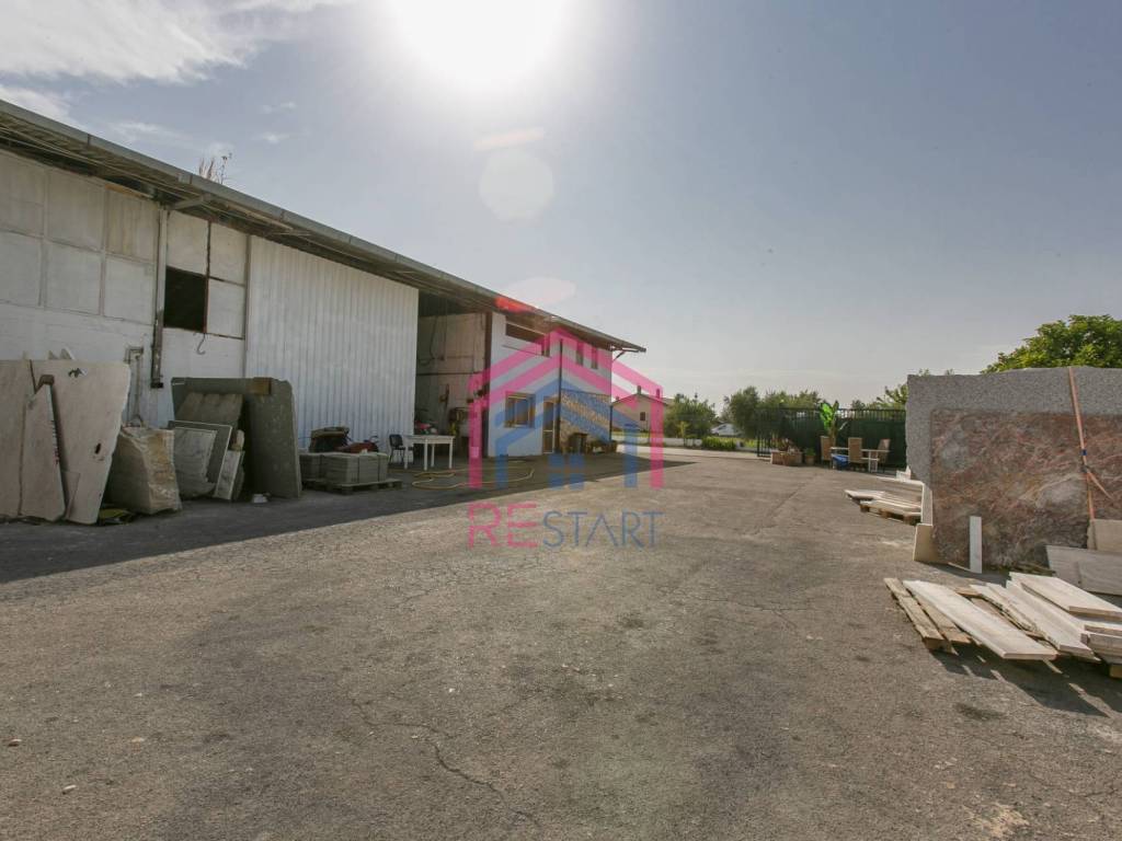 locale commerciale in vendita ad Aprilia in zona Riserva Nuova