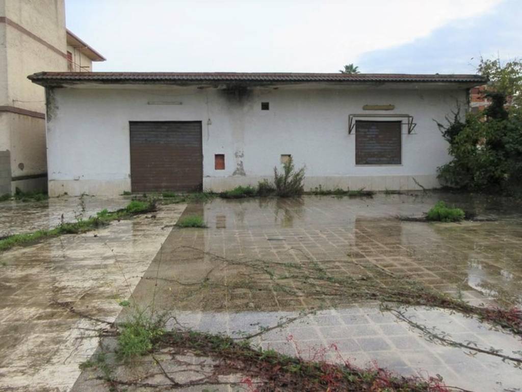 negozio in vendita ad Aprilia in zona Campo di Carne