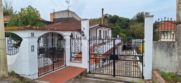 casa indipendente in vendita ad Aprilia in zona Fossignano