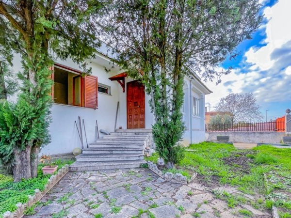 casa indipendente in vendita ad Aprilia in zona Cogna