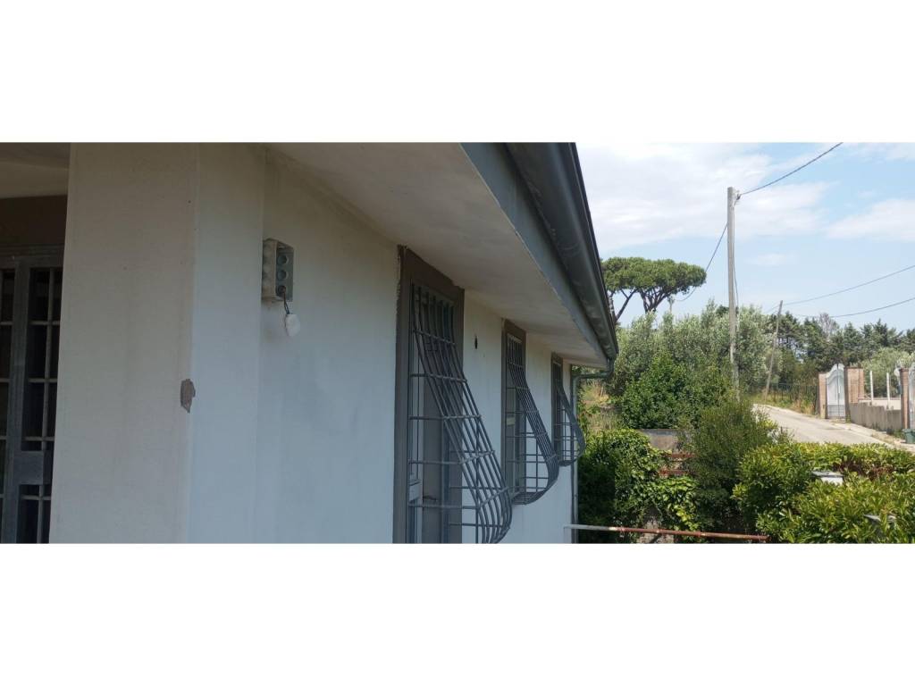 casa indipendente in vendita ad Aprilia in zona Fossignano
