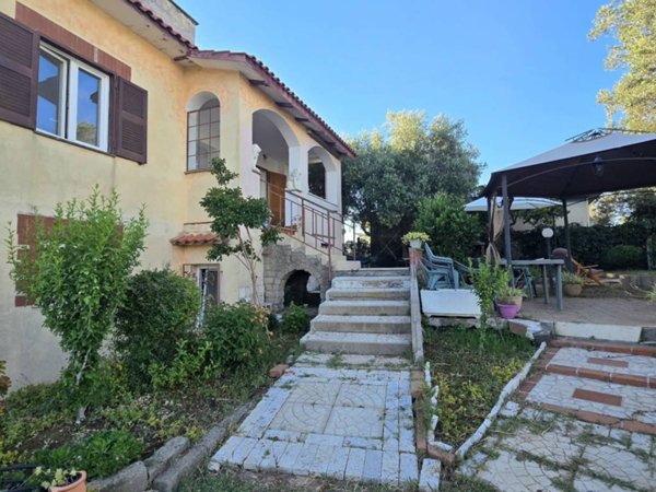 casa indipendente in vendita ad Aprilia in zona Campo di Carne