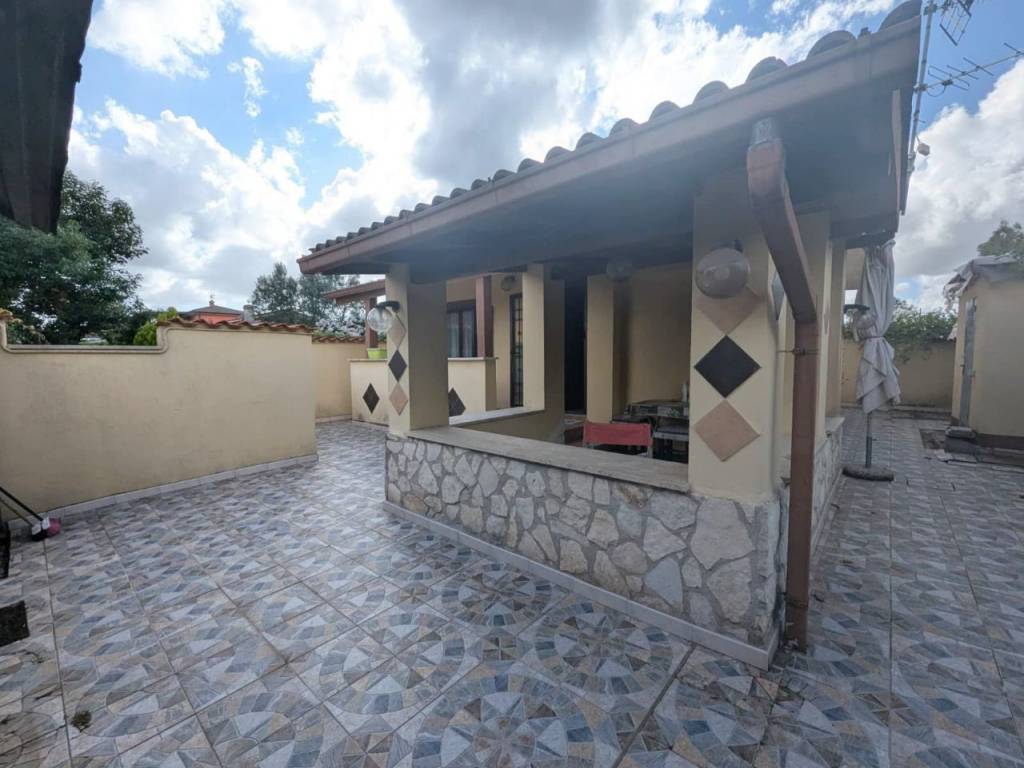 casa indipendente in vendita ad Aprilia in zona Cogna