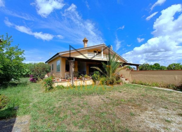 casa indipendente in vendita ad Aprilia in zona Fossignano