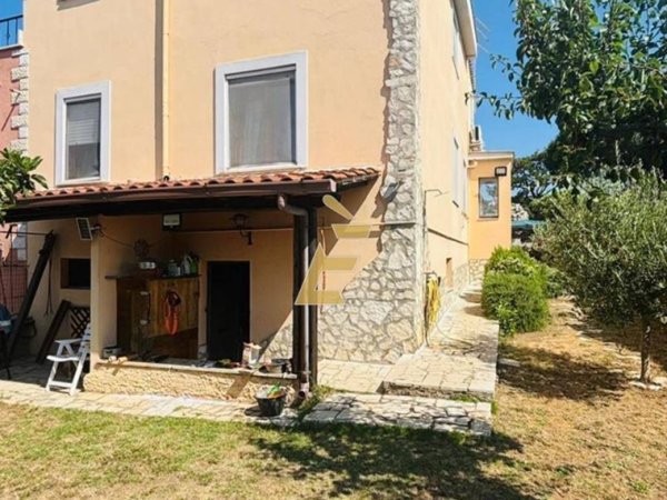 casa indipendente in vendita ad Aprilia in zona Cogna