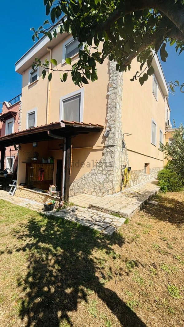 esavano in vendita ad Aprilia in zona Cogna