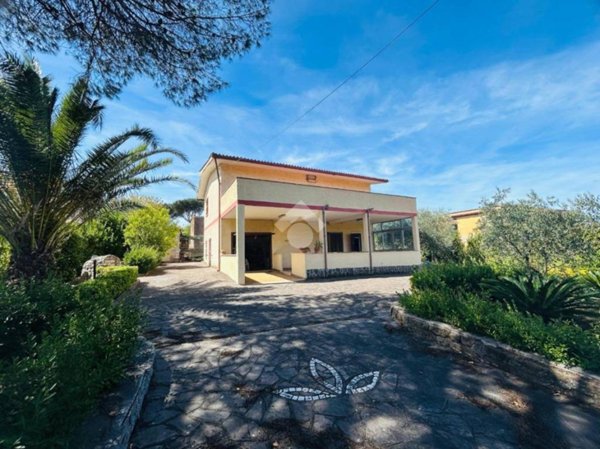 casa indipendente in vendita ad Aprilia in zona Fossignano